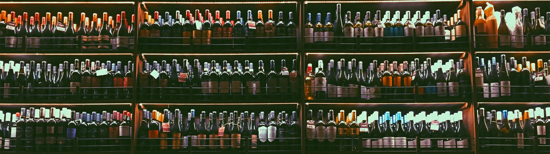 Großes Weinregal mit vielen Flaschen